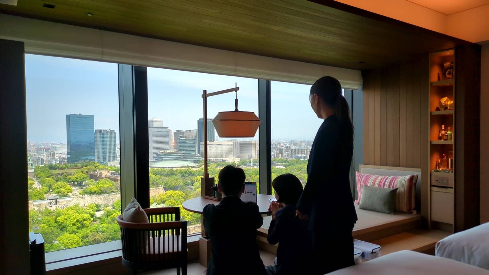 空間で打ち合わせをする人々