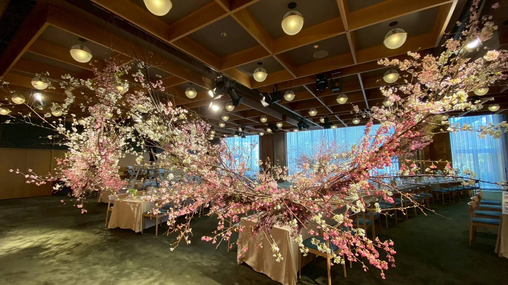 桜の装飾が印象的な会場